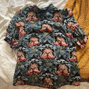 Light weight puffed sleeve and high collar top